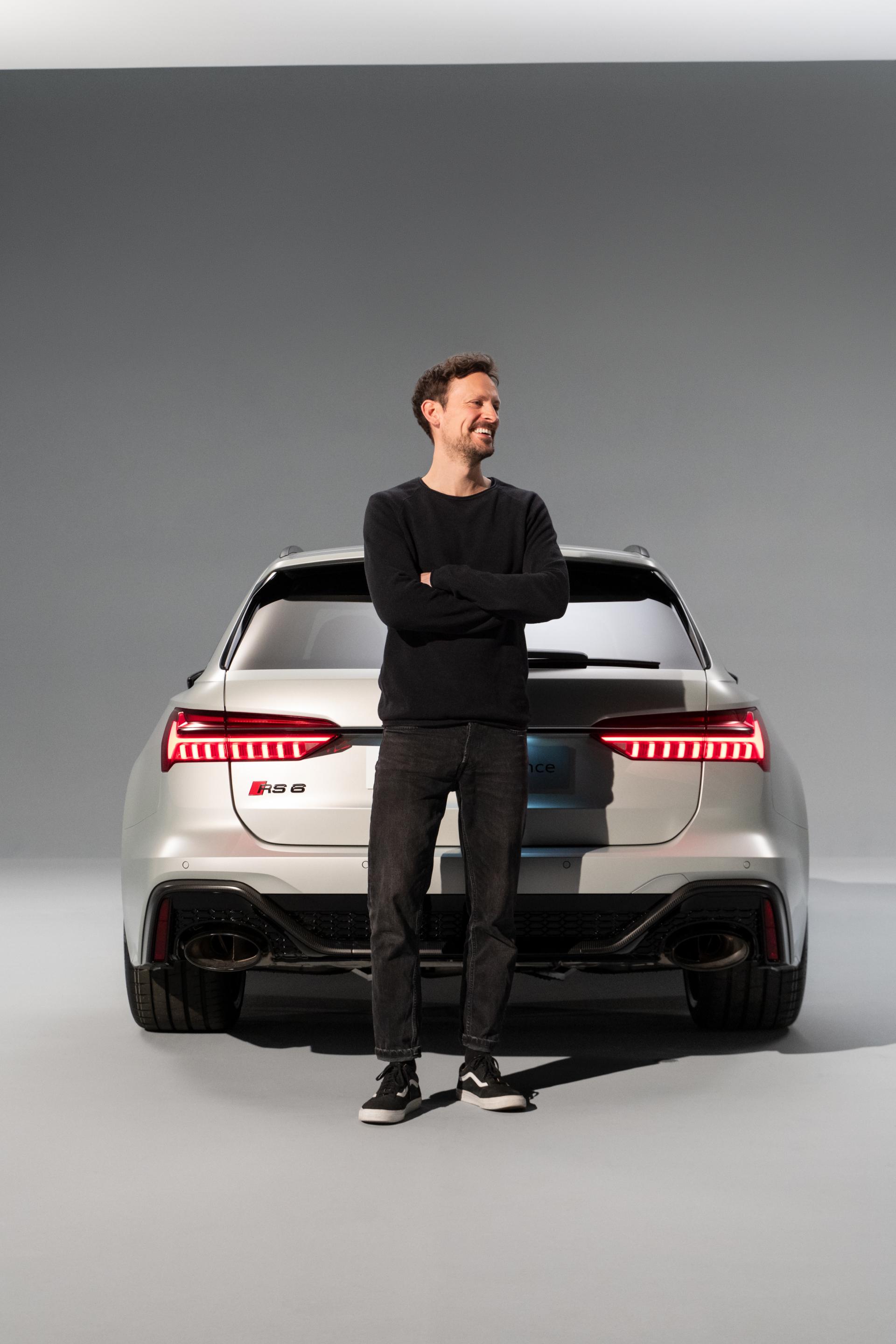 Markus Eberle står framför baksidan av Audi RS 6 Avant performance och ler.
