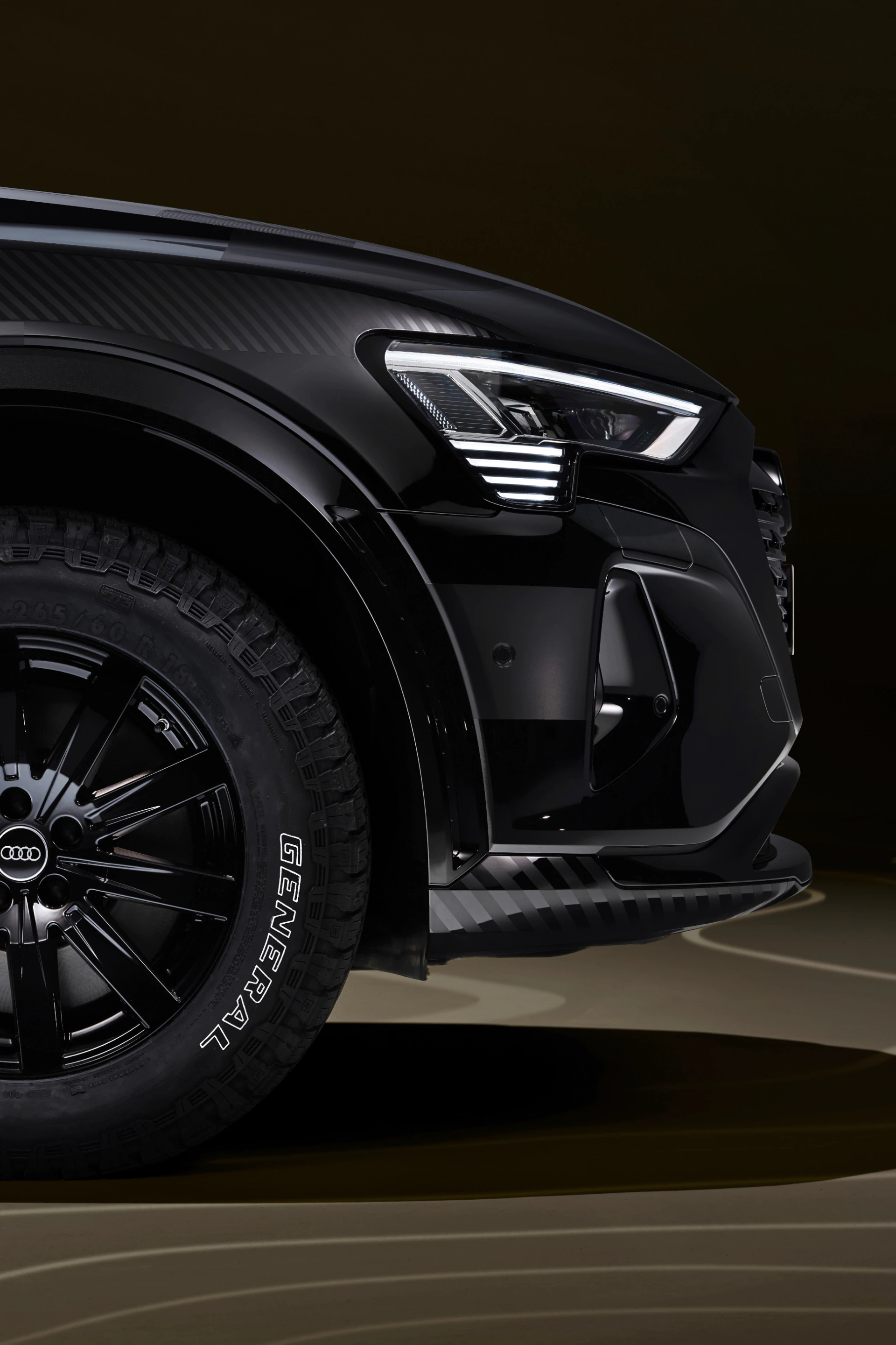 Close-up of the front axle and lateral front of the Audi Q8 e-tron Dakar edition.