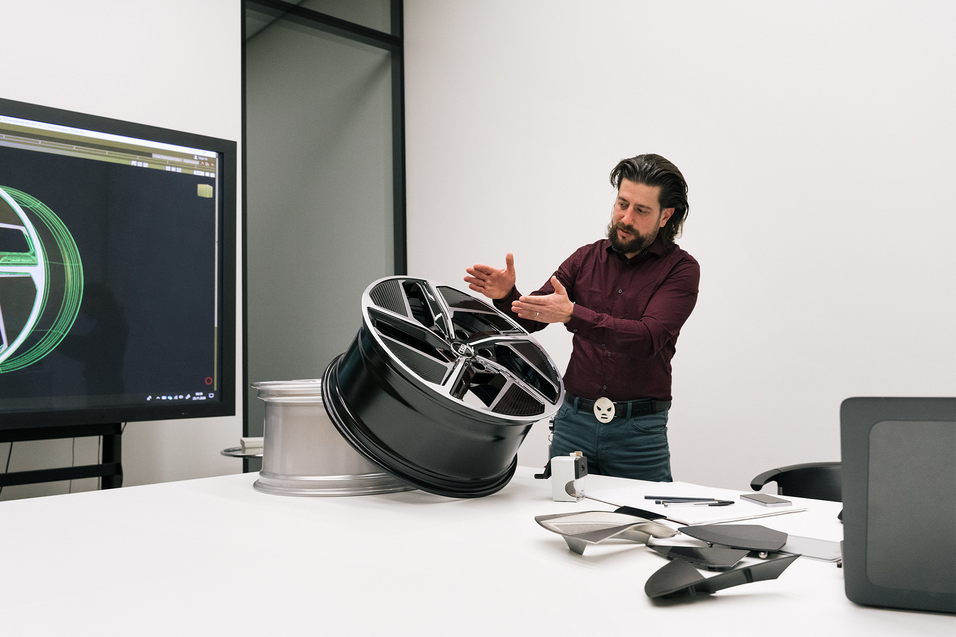 Audi wheel designer Andreas Valencia Pollex explains the aero wheel.