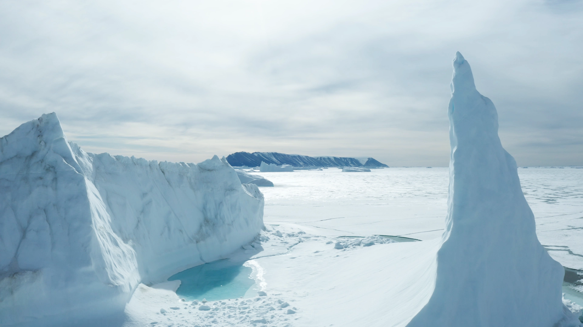 Ett polarlandskap med isberg.