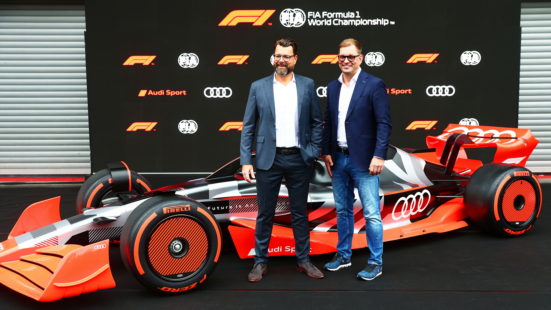 Oliver Hoffmann och Markus Duesmann, framför ett konceptfordon av en Audi racingbill. 