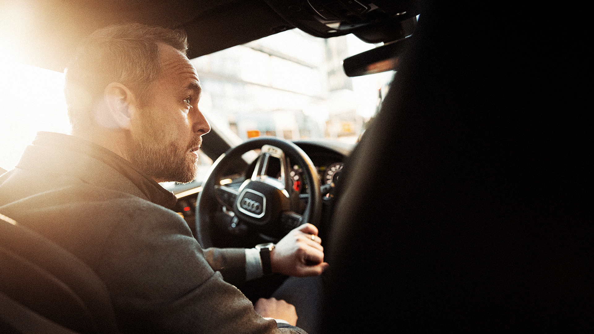 Björn Franzén i profil körandes en Audi snett bakifrån
