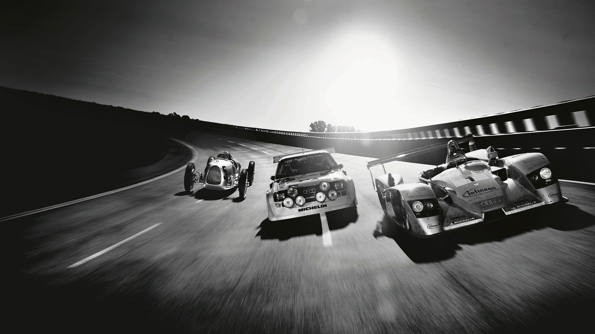Tre generationer sportbilar. Silverpilen, dominanten på 1930-talet, Audi quattro som tog rallyvärlden med storm 50 år senare och Audi R8 som i början av 2000-talet körde ifrån konkurrenterna i Le Mans.    