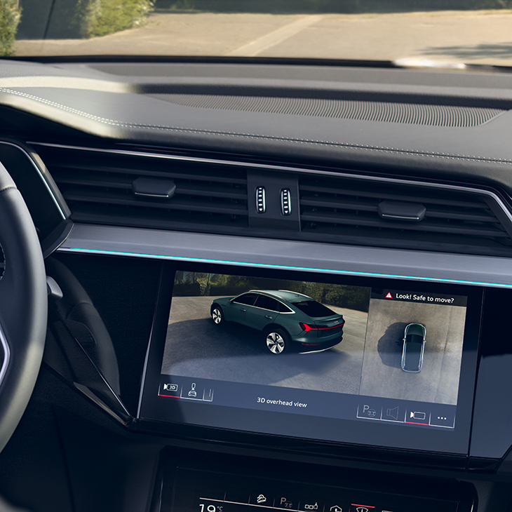 Curb warning visas på en Audi e-trons MMI skärm